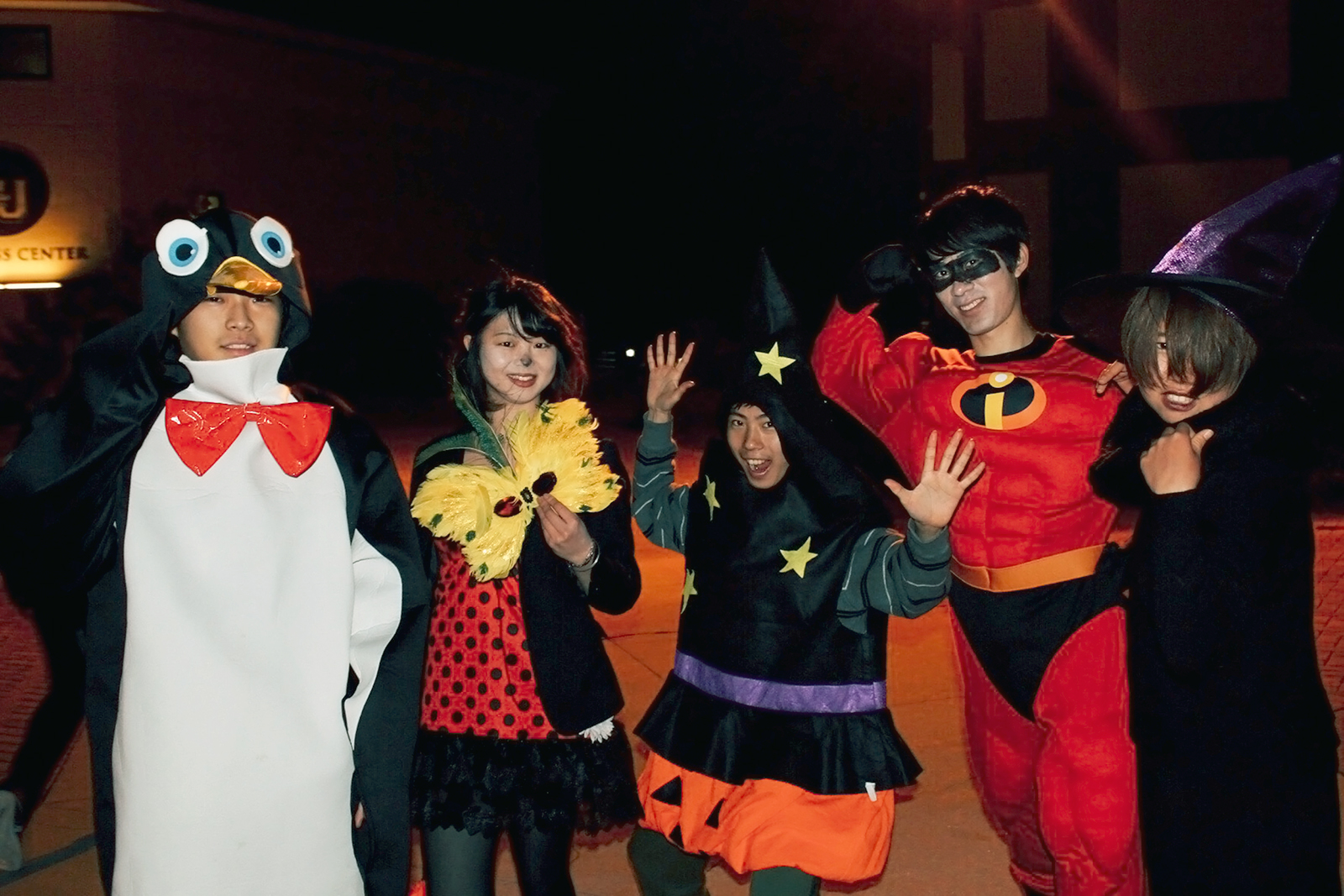 From left to right: Tatsuya Yarita, Asuka Miyoshi, Jo Atarani, Shu Yamamoto and Miyu Ozono dress up for Waseda students’ trick-or-treating. Photo by Ben Tran